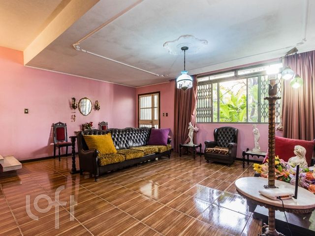 Casa com 331m², 5 dormitórios, 1 suíte, 1 vaga, São João em Porto Alegre