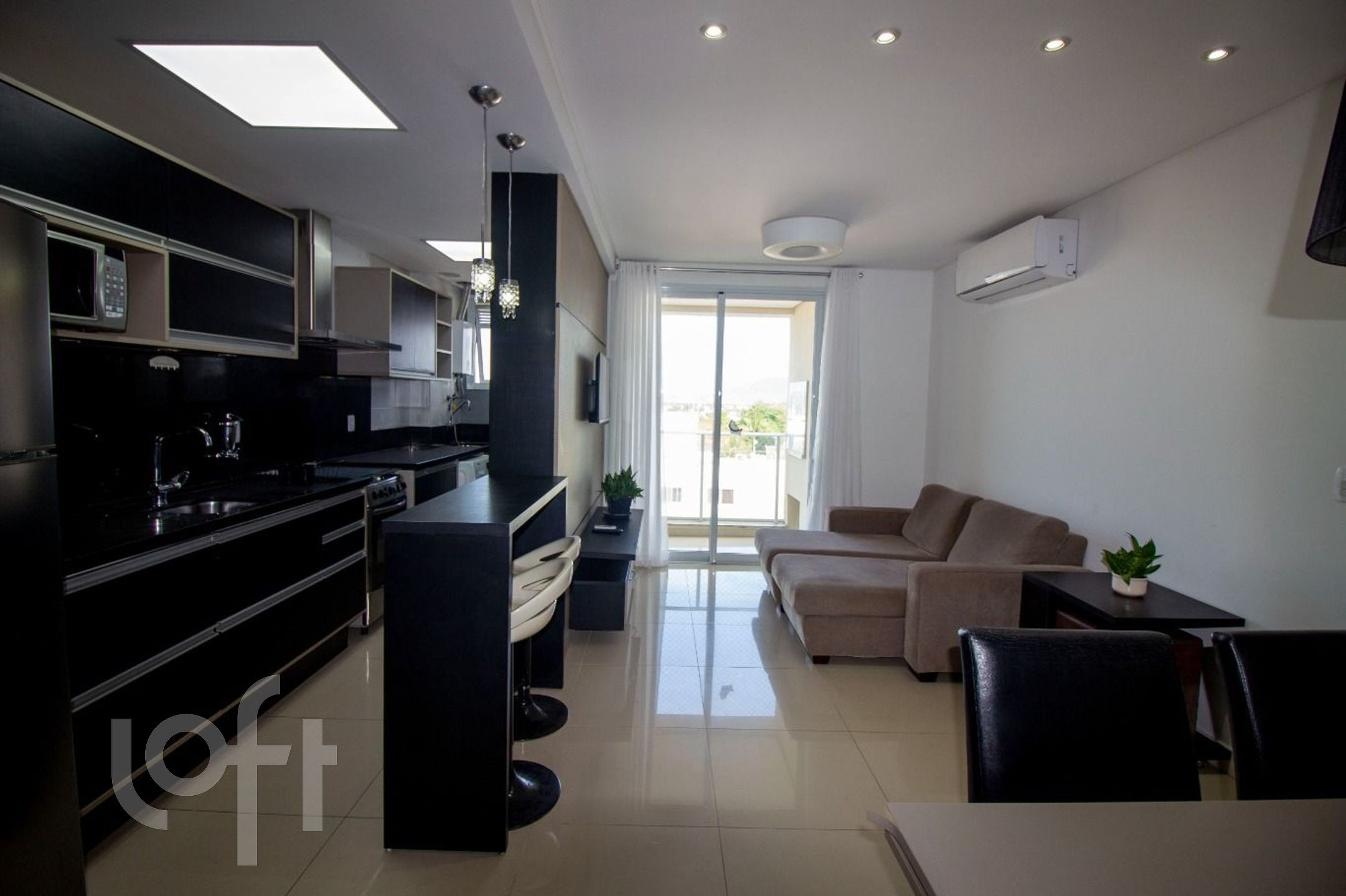 Apartamento à venda em Canasvieiras com 71 m², 2 quartos, 1 suíte, 1 vaga