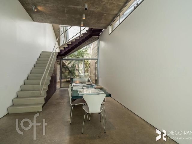 Casa com 240m², 2 dormitórios, 3 vagas, Menino Deus em Porto Alegre