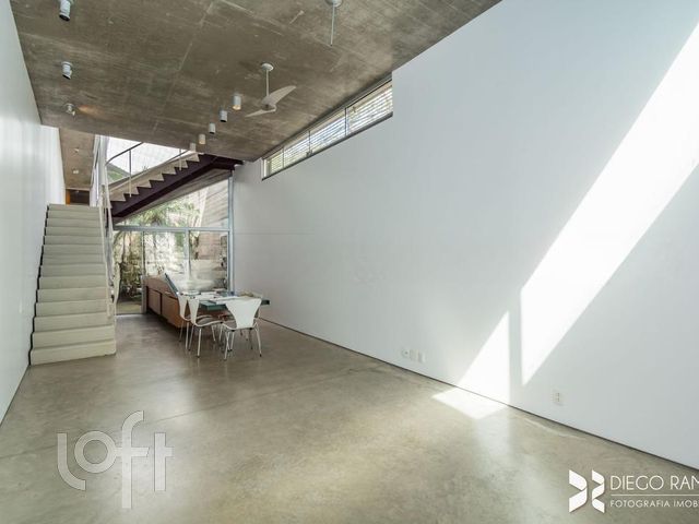 Casa com 240m², 2 dormitórios, 3 vagas, Menino Deus em Porto Alegre