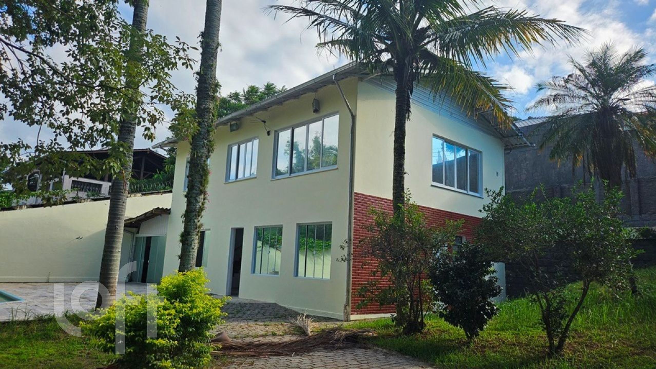 Casa à venda em Ponta de Baixo com 166 m², 3 quartos, 3 vagas