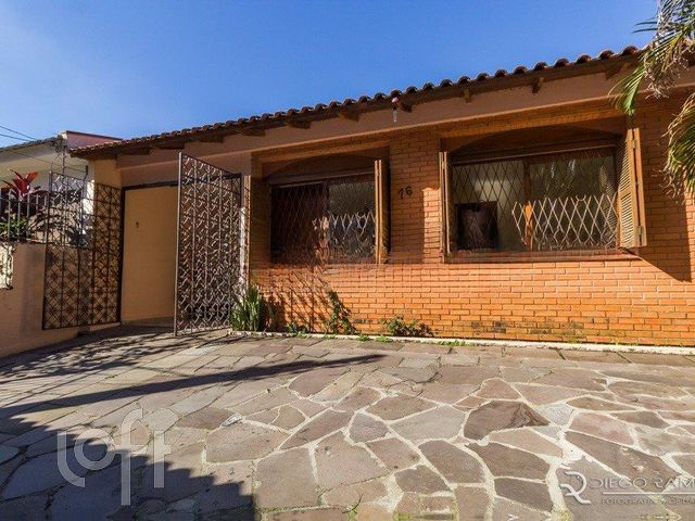 Casa com 144m², 4 dormitórios, 1 suíte, 5 vagas, Vila Ipiranga em Porto Alegre