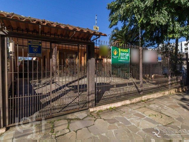 Casa com 144m², 4 dormitórios, 1 suíte, 5 vagas, Vila Ipiranga em Porto Alegre