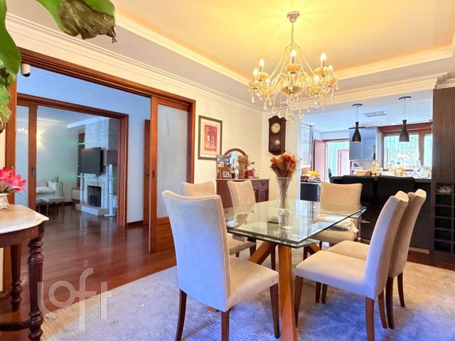 Casa com 272m², 3 dormitórios, 1 suíte, 4 vagas, Higienópolis em Porto Alegre