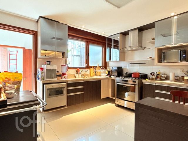 Casa com 272m², 3 dormitórios, 1 suíte, 4 vagas, Higienópolis em Porto Alegre