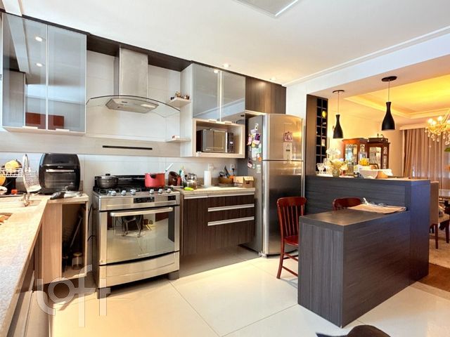 Casa com 272m², 3 dormitórios, 1 suíte, 4 vagas, Higienópolis em Porto Alegre