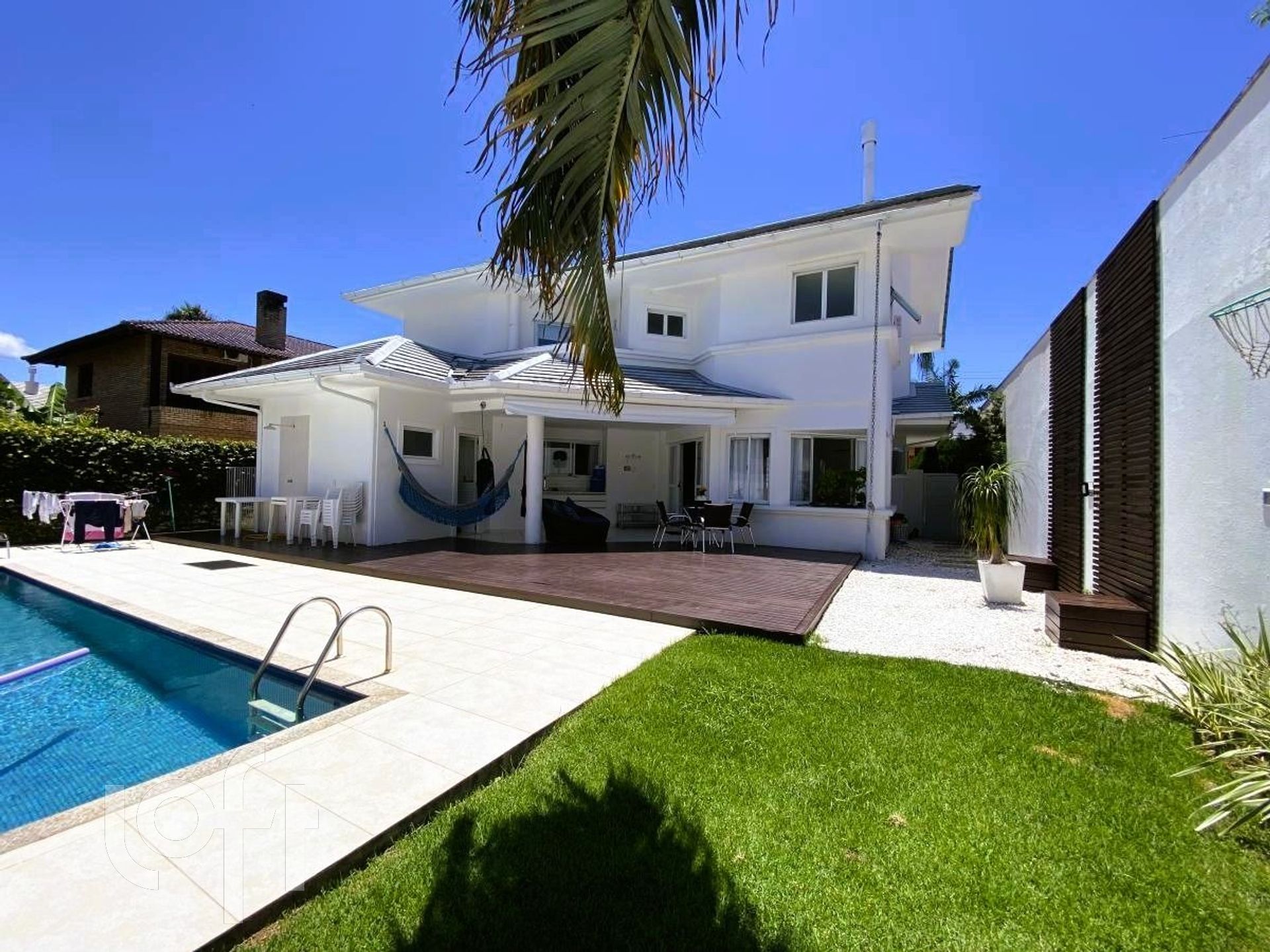 Casa à venda em Jurere Oeste com 330 m², 4 quartos, 2 suítes, 2 vagas