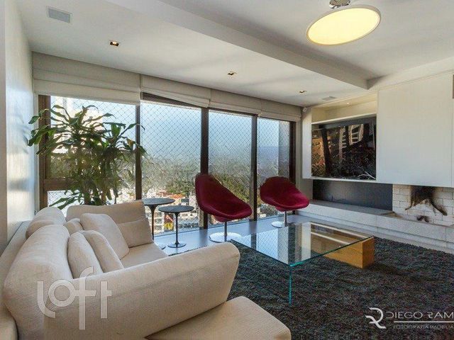 Apartamento com 121m², 3 dormitórios, 1 suíte, 3 vagas, Petrópolis em Porto Alegre