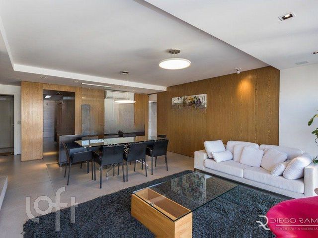 Apartamento com 121m², 3 dormitórios, 1 suíte, 3 vagas, Petrópolis em Porto Alegre