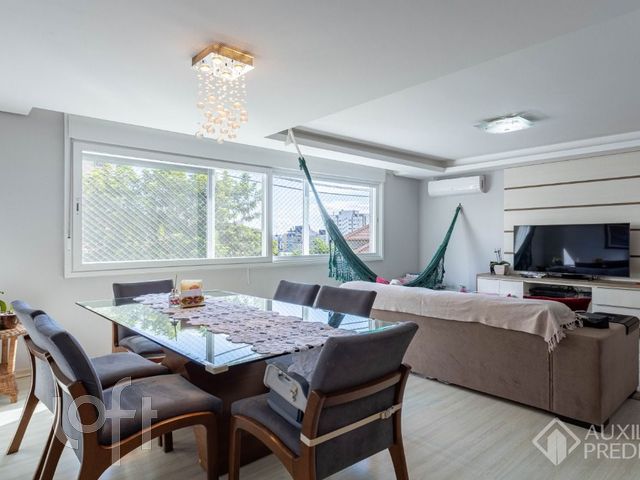 Apartamento com 104m², 3 dormitórios, 1 suíte, 2 vagas, Petrópolis em Porto Alegre