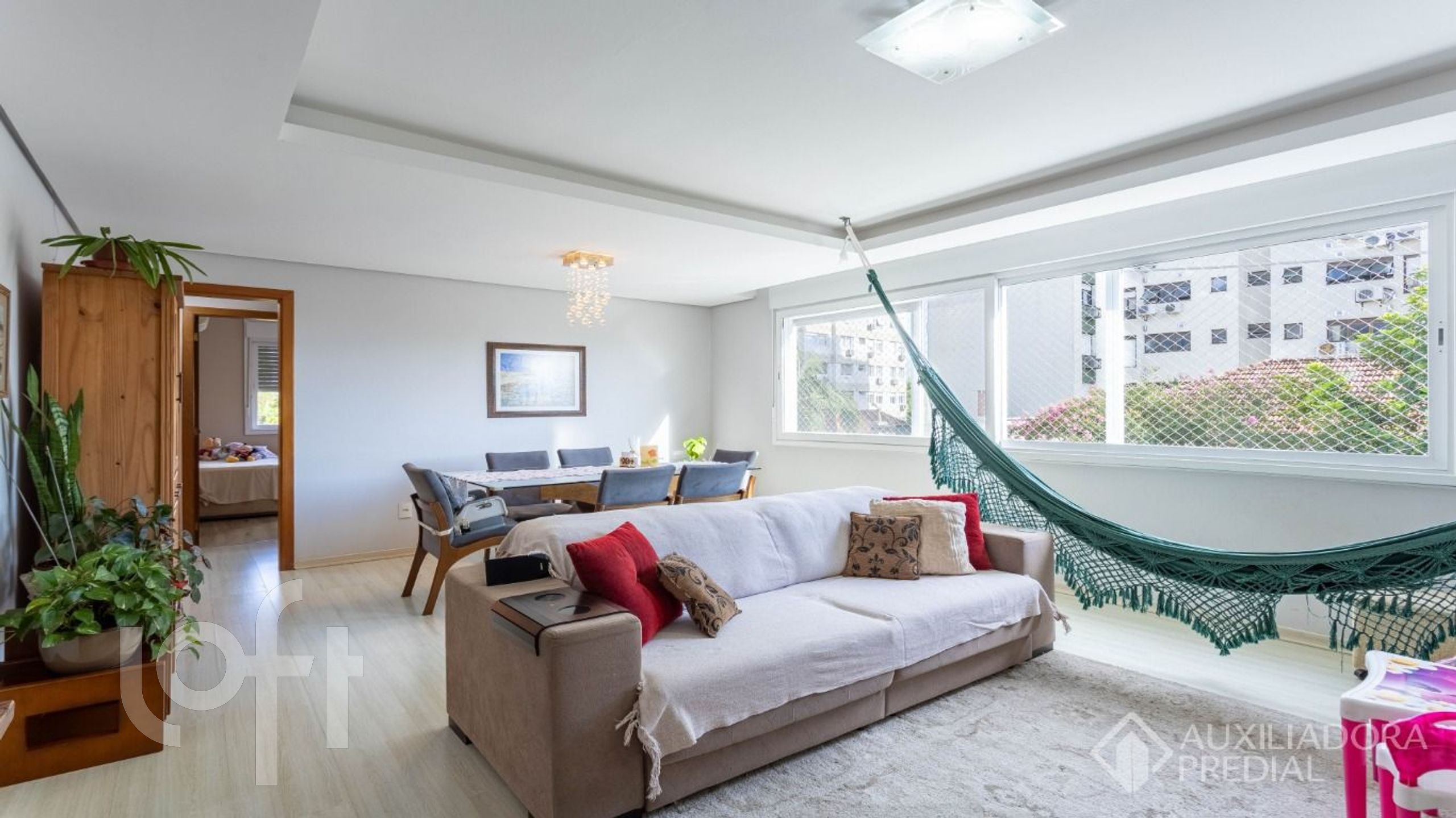 Apartamento com 104m², 3 dormitórios, 1 suíte, 2 vagas, Petrópolis em Porto Alegre