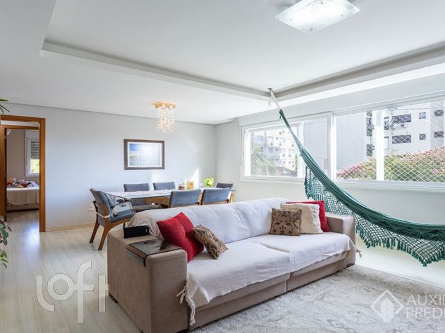 Apartamento com 104m², 3 dormitórios, 1 suíte, 2 vagas, Petrópolis em Porto Alegre