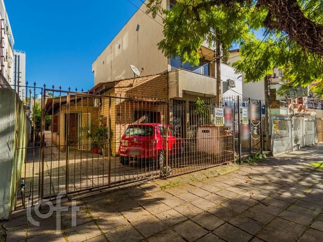 Casa com 125m², 3 dormitórios, 2 vagas, Rio Branco em Porto Alegre