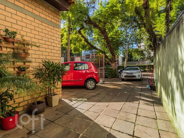 Casa com 125m², 3 dormitórios, 2 vagas, Rio Branco em Porto Alegre