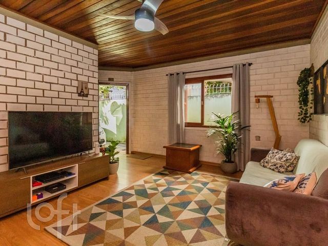 Casa com 125m², 3 dormitórios, 2 vagas, Rio Branco em Porto Alegre