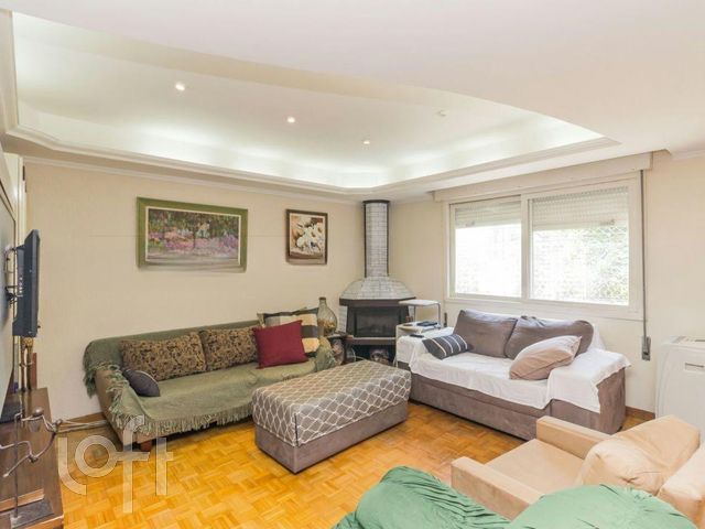 Casa com 236m², 5 dormitórios, 2 suítes, 2 vagas, Vila Ipiranga em Porto Alegre