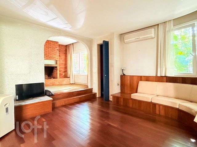 Casa com 221m², 4 dormitórios, 1 suíte, 2 vagas, Petrópolis em Porto Alegre