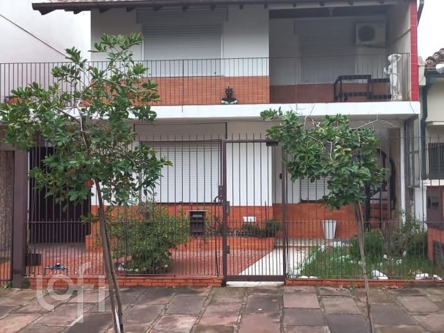 Casa com 369m², 3 dormitórios, 2 suítes, 6 vagas, Higienópolis em Porto Alegre