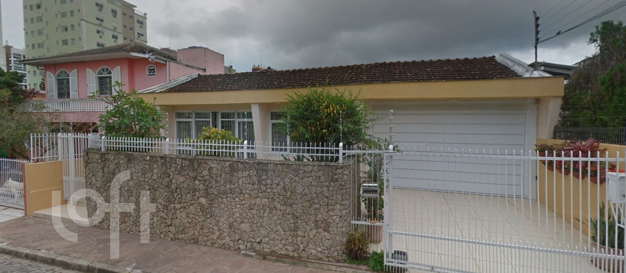 Casa Residencial com 310m², 4 quartos, 2 suítes, 2 garagens, no bairro Agronômica em Florianópolis