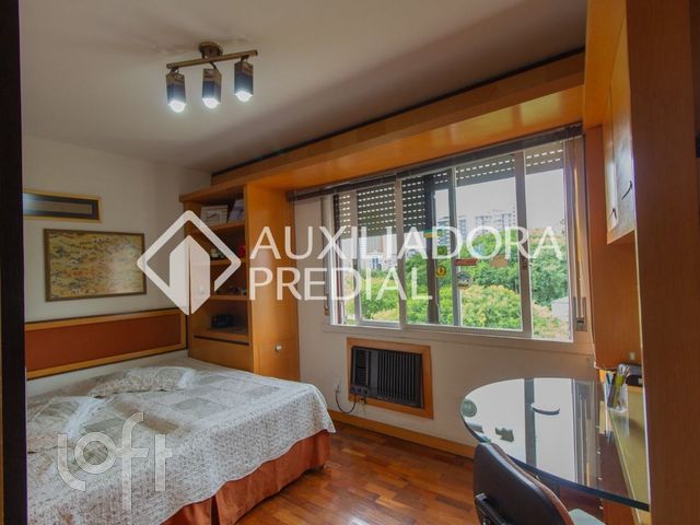 Apartamento com 300m², 4 dormitórios, 1 suíte, 3 vagas, Moinhos de Vento em Porto Alegre