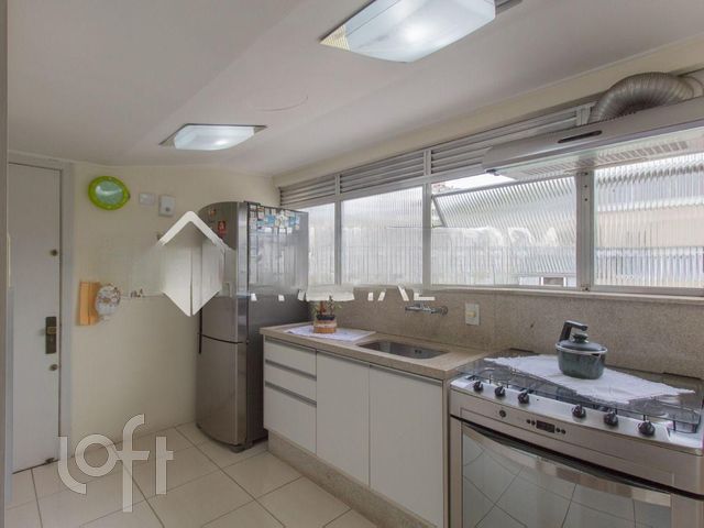 Apartamento com 300m², 4 dormitórios, 1 suíte, 3 vagas, Moinhos de Vento em Porto Alegre