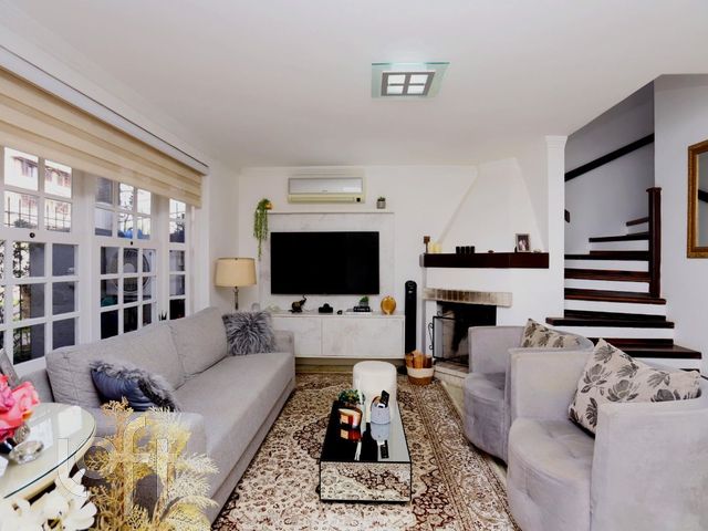 Casa com 186m², 3 dormitórios, 1 suíte, 2 vagas, Chácara das Pedras em Porto Alegre