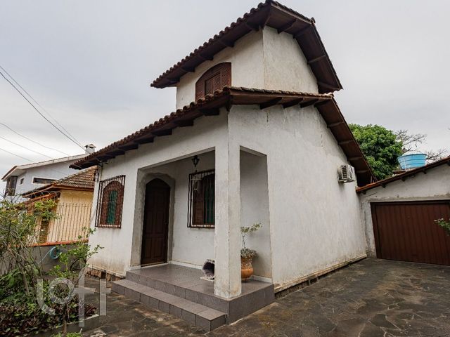 Casa com 89m², 2 dormitórios, 3 vagas, Vila Ipiranga em Porto Alegre