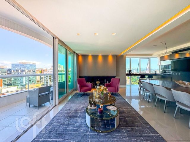 Apartamento com 204m², 3 dormitórios, 3 suítes, 4 vagas, Petrópolis em Porto Alegre