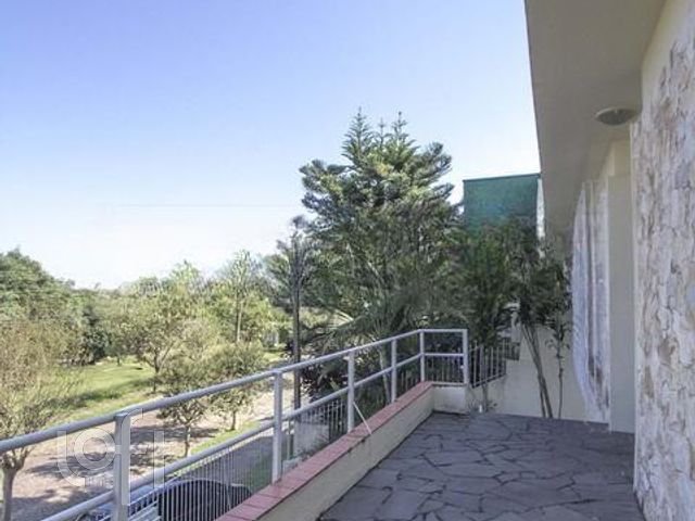 Casa com 254m², 4 dormitórios, 1 suíte, 4 vagas, Chácara das Pedras em Porto Alegre