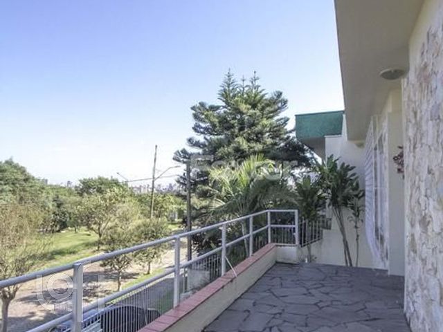 Casa com 254m², 4 dormitórios, 1 suíte, 4 vagas, Chácara das Pedras em Porto Alegre