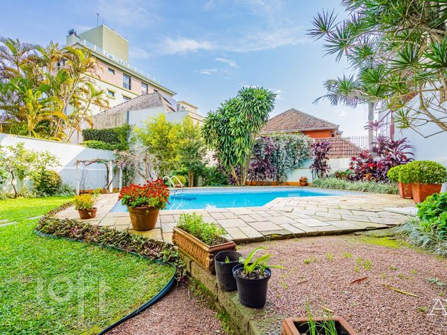 Casa com 400m², 4 dormitórios, 2 suítes, 5 vagas, Petrópolis em Porto Alegre