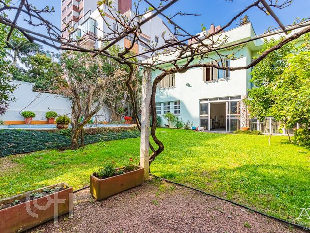 Casa com 400m², 4 dormitórios, 2 suítes, 5 vagas, Petrópolis em Porto Alegre