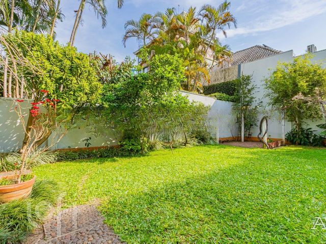 Casa com 400m², 4 dormitórios, 2 suítes, 5 vagas, Petrópolis em Porto Alegre