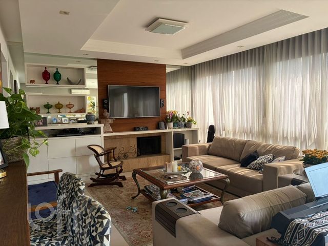 Apartamento com 133m², 3 dormitórios, 1 suíte, 2 vagas, Rio Branco em Porto Alegre