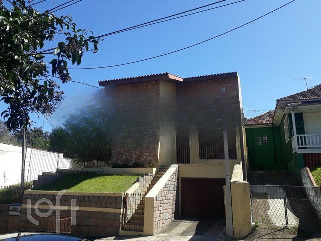 Casa com 265m², 3 dormitórios, 1 suíte, 3 vagas, Vila Ipiranga em Porto Alegre