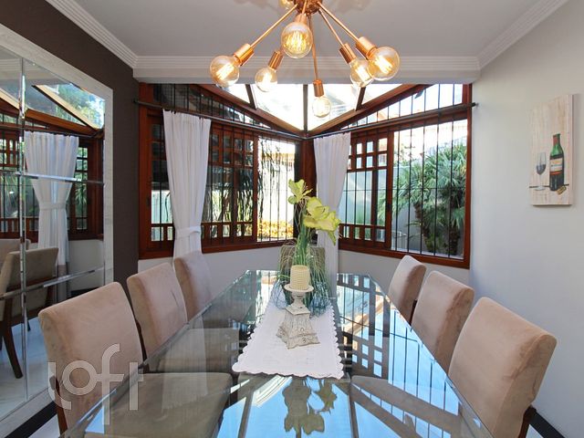 Casa com 360m², 5 dormitórios, 1 suíte, 4 vagas, Chácara das Pedras em Porto Alegre