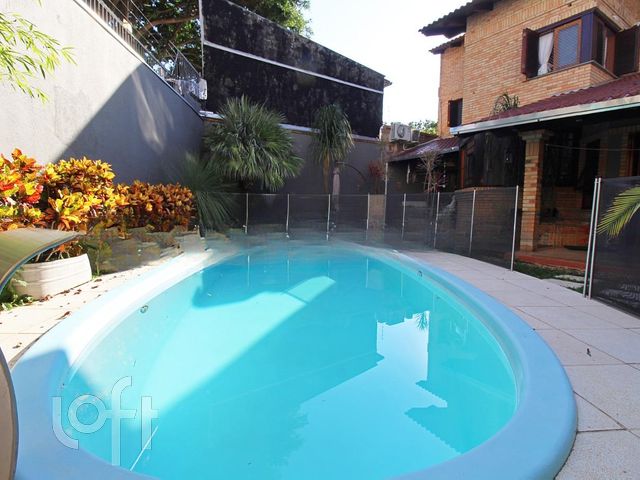 Casa com 360m², 5 dormitórios, 1 suíte, 4 vagas, Chácara das Pedras em Porto Alegre