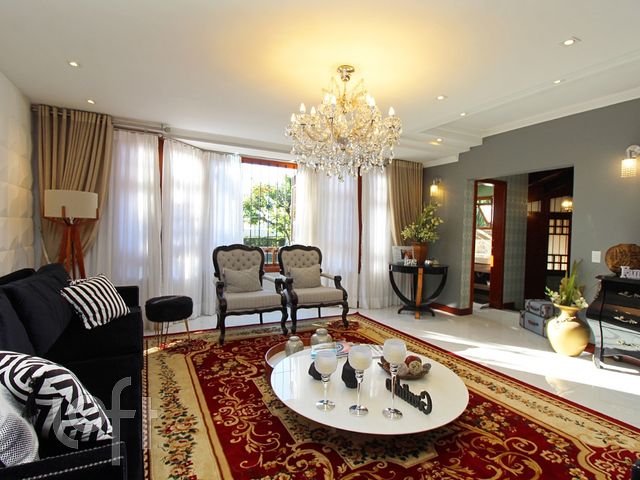 Casa com 360m², 5 dormitórios, 1 suíte, 4 vagas, Chácara das Pedras em Porto Alegre