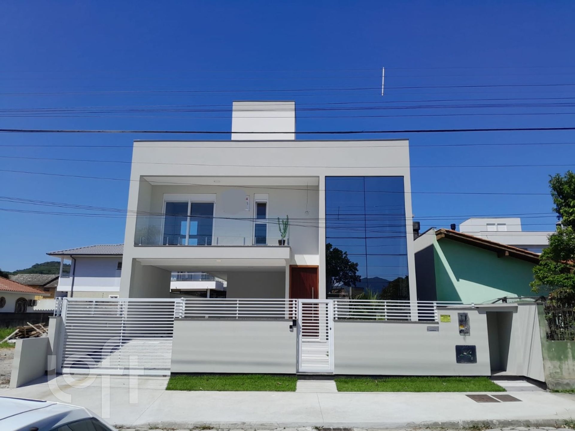 Casa Residencial com 210m², 3 quartos, 3 suítes, 2 garagens, no bairro Campeche Central em Florianópolis