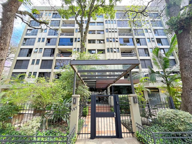 Apartamento com 138m², 3 dormitórios, 1 suíte, 2 vagas, Moinhos de Vento em Porto Alegre