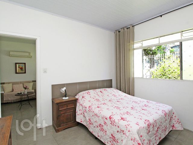 Casa com 110m², 2 dormitórios, 4 vagas, Vila Ipiranga em Porto Alegre