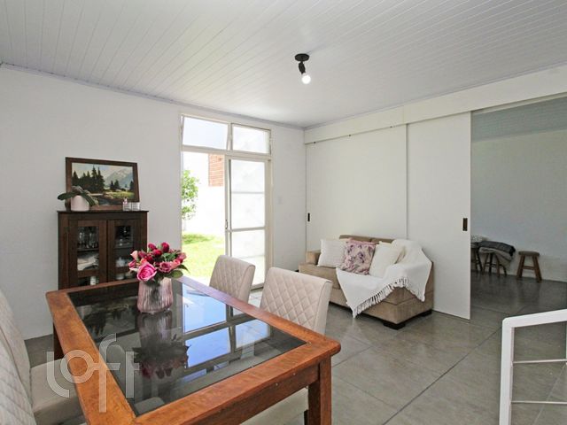 Casa com 110m², 2 dormitórios, 4 vagas, Vila Ipiranga em Porto Alegre