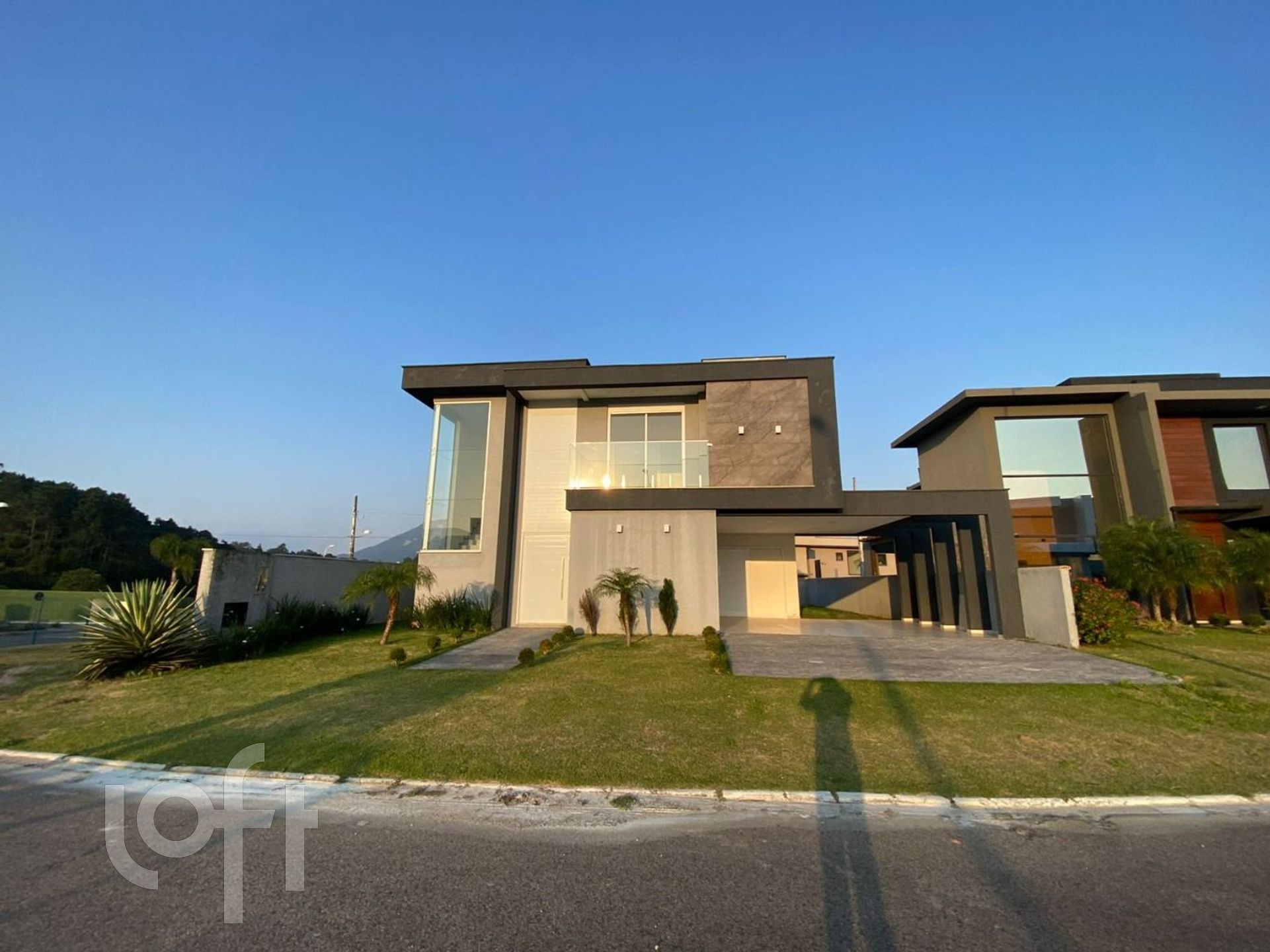 Casa Residencial com 0m², 3 quartos, 3 suítes, 2 garagens, no bairro São João do Rio Vermelho em Florianópolis