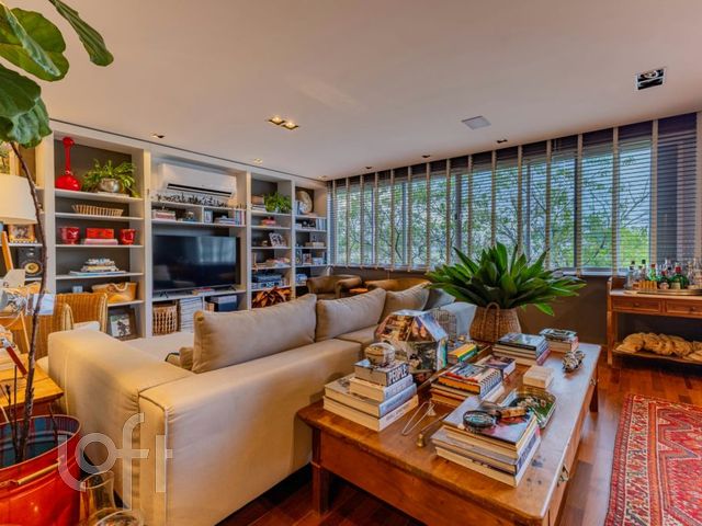 Apartamento com 210m², 3 dormitórios, 1 suíte, 2 vagas, Auxiliadora em Porto Alegre