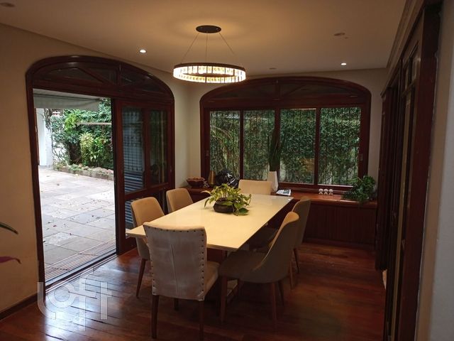 Casa com 296m², 4 dormitórios, 3 suítes, 4 vagas, Três Figueiras em Porto Alegre