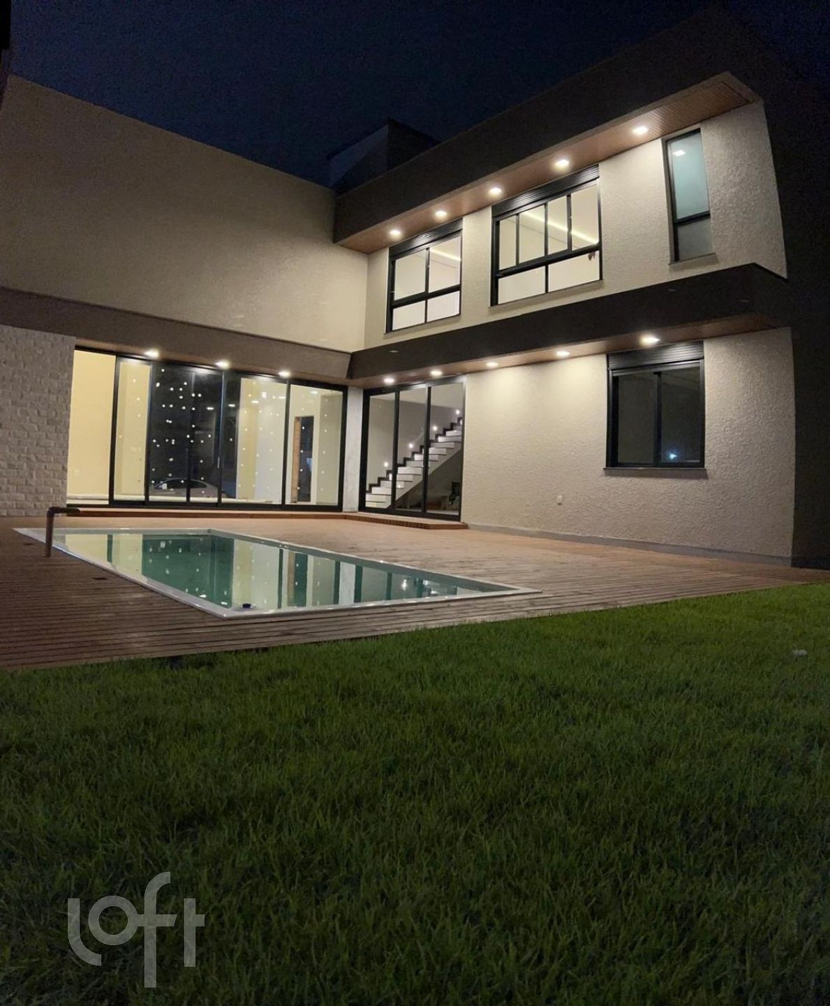 Casa à venda em Ingleses com 290 m², 3 quartos, 3 suítes, 2 vagas