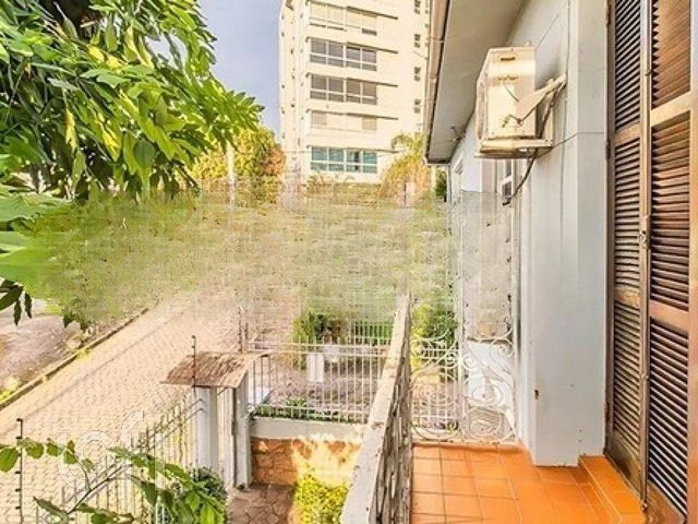 Casa com 425m², 3 dormitórios, 2 vagas, São João em Porto Alegre