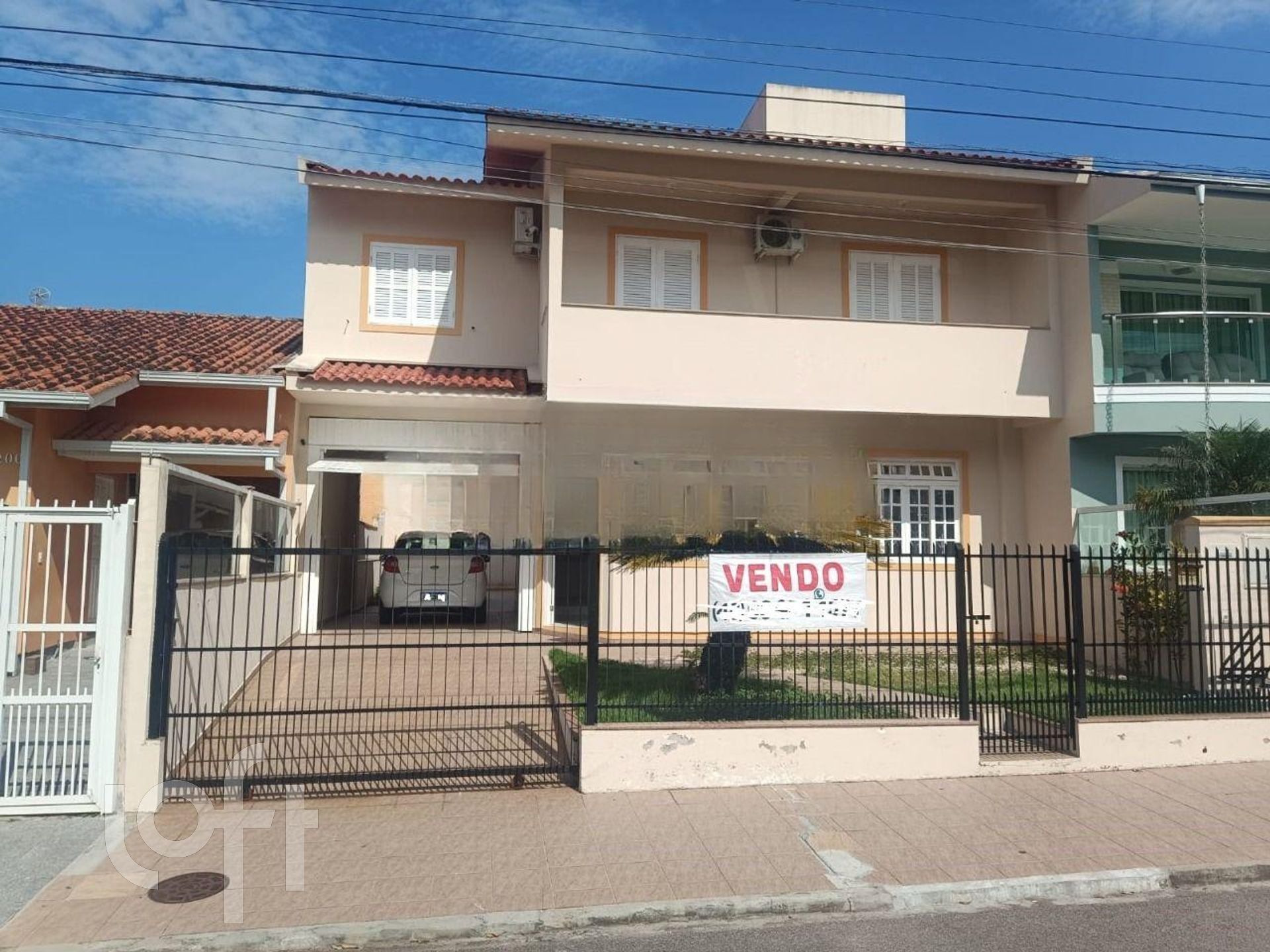 Casa Residencial com 237m², 5 quartos, 1 suíte, 6 garagens, no bairro Balneário em Florianópolis