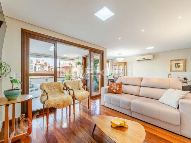Apartamento com 135m², 3 dormitórios, 1 suíte, 2 vagas, Petrópolis em Porto Alegre
