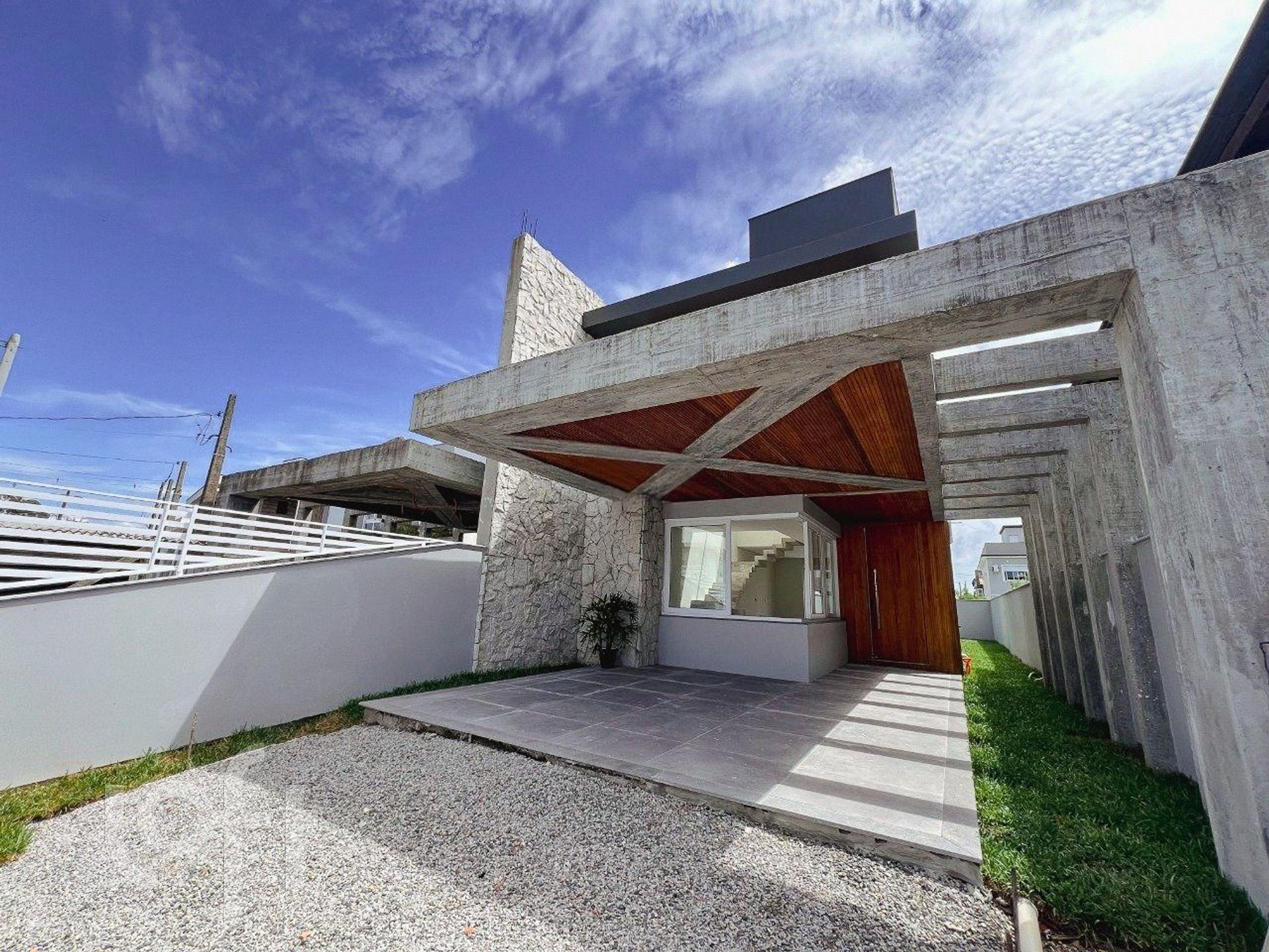 Casa Residencial com 227m², 3 quartos, 1 suíte, 3 garagens, no bairro Estreito em Florianópolis